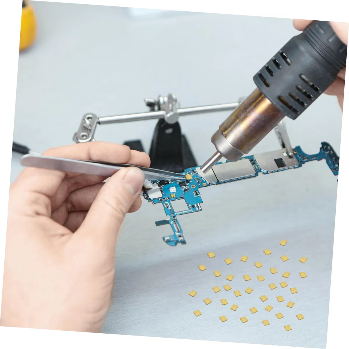 TOPBATHY Lötchips Vorgeschnitten 150 Stück 2x2mm Lötzinn aus Vergoldetem Kupfer für Schmuckreparatur und Elektroniklöten in Bastelprojekten