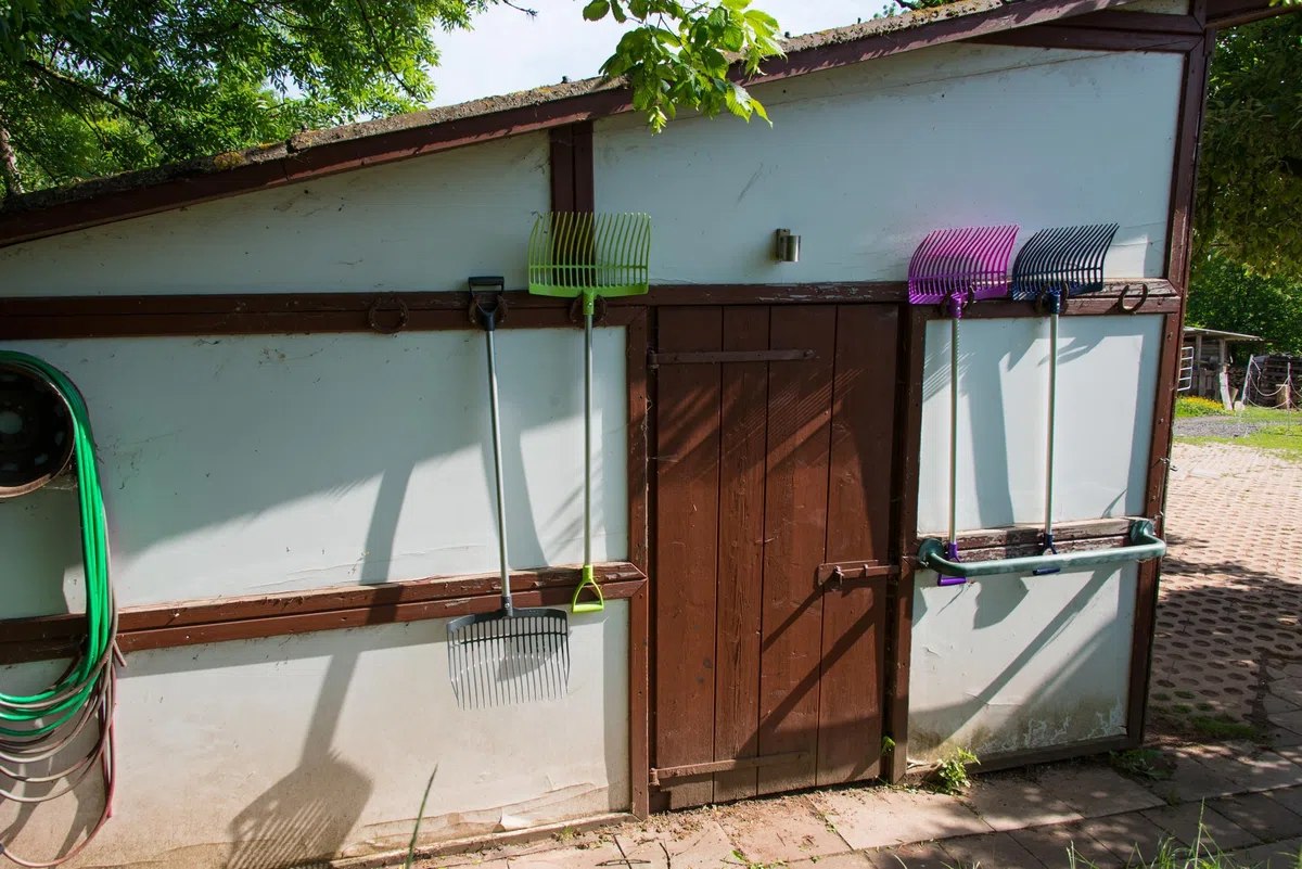 horizont Schwedengabel grau aus stabilem Kunststoff, 40 cm breit, 18 Zinken, Heugabel für Pferd, Hof und Stall, Dunggabel ohne Stiel, Mistgabel, Bollengabel