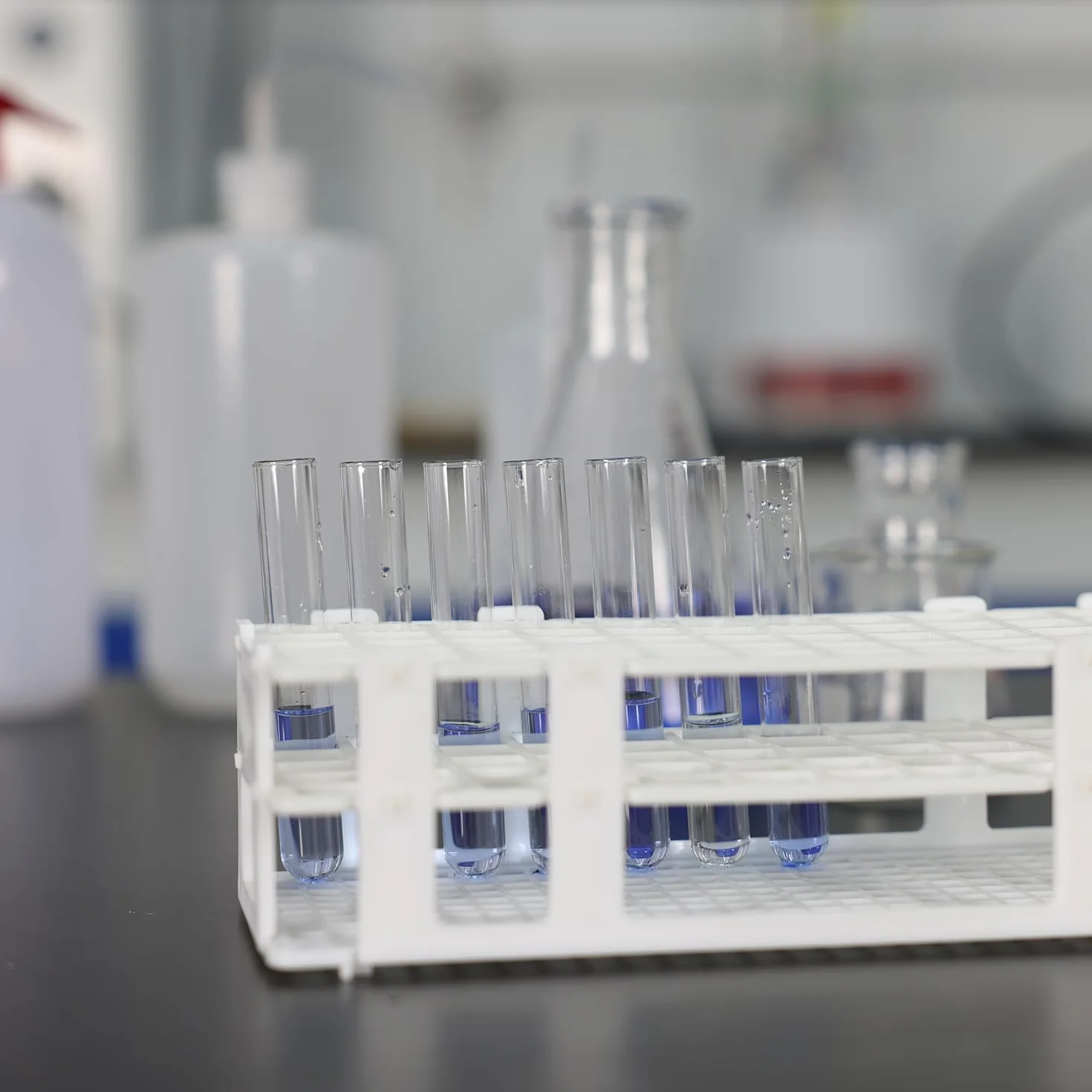 stonylab Reagenzglasständer, 13 mm 90-Plätze Weißer Kunststoffhalter-Ständer, 3-Stufiges Design und Abnehmbar, für den Laborgebrauch