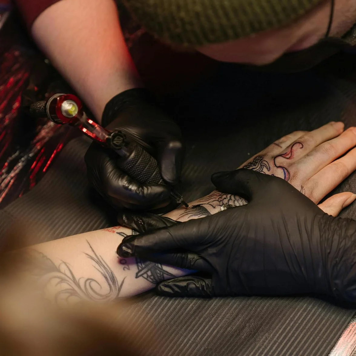 Schwarze Dental Lätzchen, 125 Stück Zahnärztliche Lätzchen Einweg 33cmx45cm, Einweg Tattoo Lätzchen Blatt 3 Lagen Wasserdichte Tattoo-Matte Tattoo Unterlagen für Krankenhäuser, Praxen, Tattoo Studios