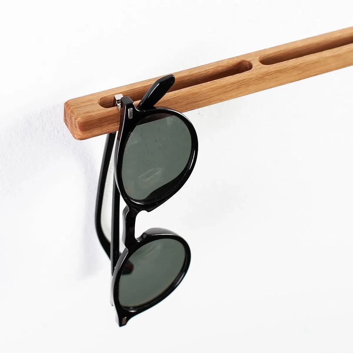 Wandhalterung für Lesebrillen aus Holz – Brillenhalter aus massiver Eiche, minimalistischer Brillen-Organizer für Nachttisch & Büro, Germany