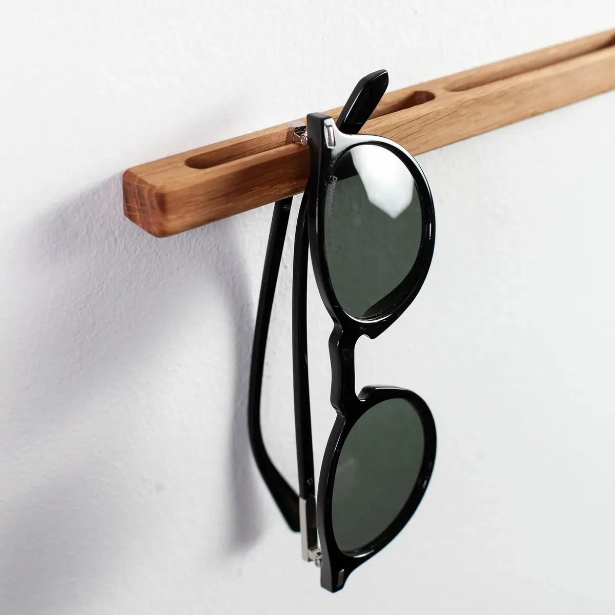 Wandhalterung für Lesebrillen aus Holz – Brillenhalter aus massiver Eiche, minimalistischer Brillen-Organizer für Nachttisch & Büro, Germany